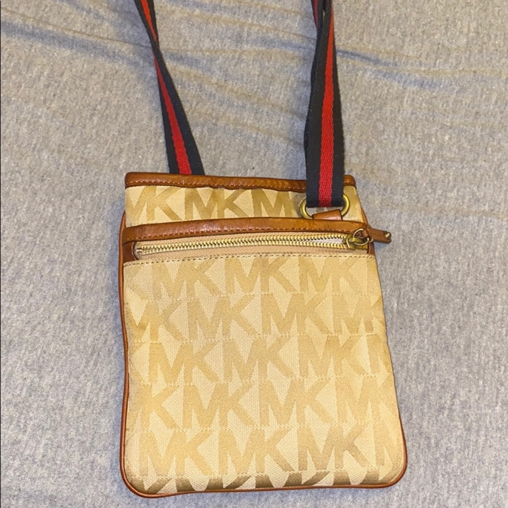 MICHAEL KORS MESSENGER BAG
